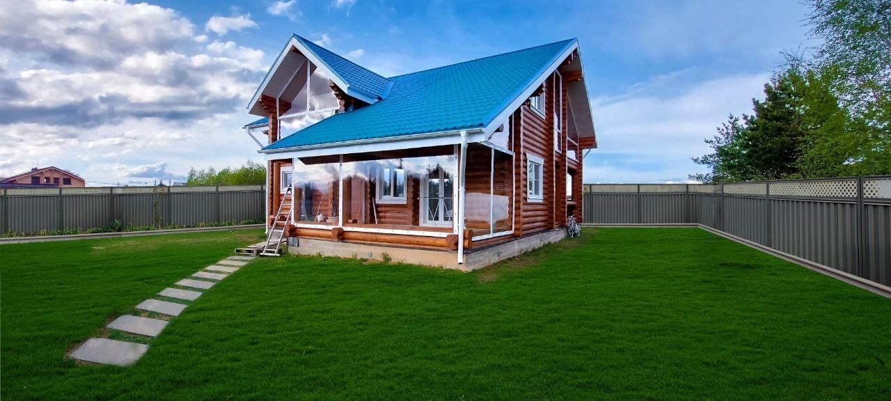 Мягкие окна на веранде загородного дома в городе Струнино